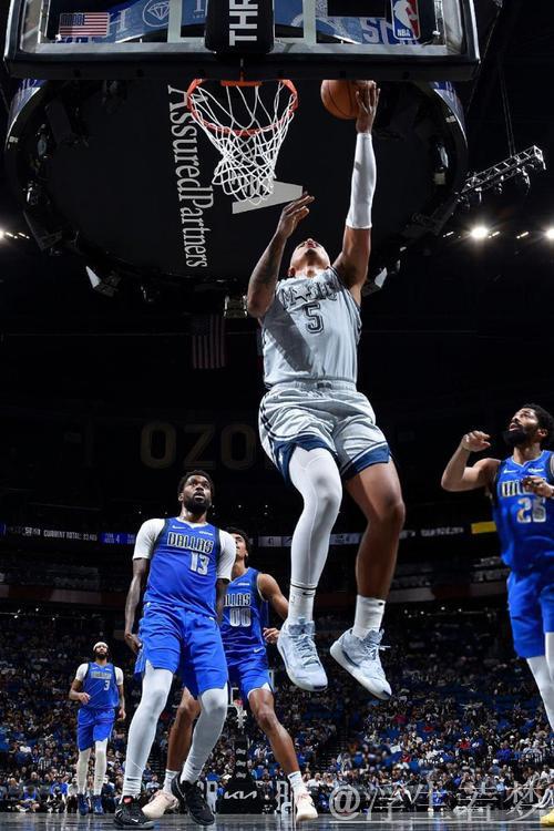 班凯罗35+10表现抢眼，浓眉手感不佳，独行侠客场逆转魔术。