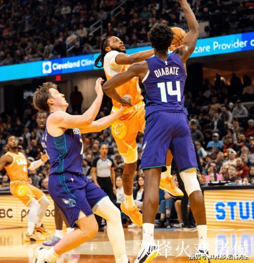 米切尔24+6克努佩尔21+11 骑士客场险胜黄蜂